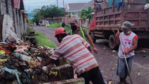 Di Bitung, Camat Hingga RT “Gantikan” Buruh Sampah Bersihkan TPS