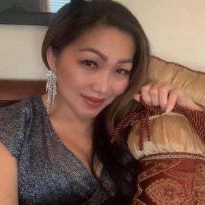 Bukan Makanan, Wanita Cantik Ini Berikan Barang yang Dibutuhkan Korban Banjir