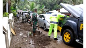 Kodim 1301/Sangihe Lewat Koramil Siau Sinergi dengan Polri Kerja Bakti di 2 Desa