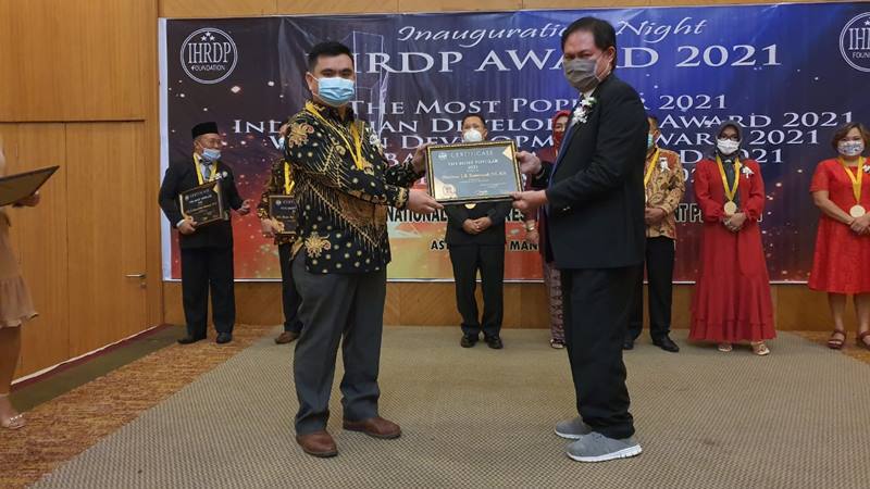 Keren, Theodorus Rumampuk Sabet Penghargaan The Most Popular 2021