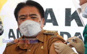 Jadi yang Pertama di Sangihe! Bupati Jabes Gaghana Disuntik Vaksin COVID-19
