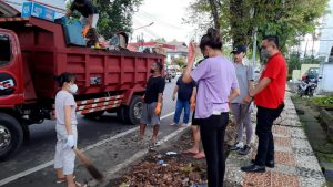 Manajemen Sulut United ‘Turun Tangan’ Bantu Bersihkan Sampah di Kota Manado