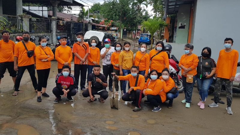 Linmas SatPol PP Sulut Bantu Warga Malendeng Bersihkan Sisa Banjir