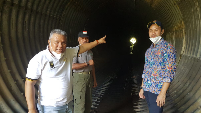 Panjat Tebing dan Masuk Terowongan Air, Amir Liputo Telusuri Penyebab Banjir di Tingkulu