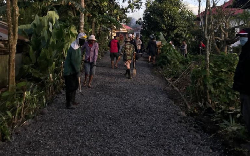Pemuda Taraitak Bantu Pembangunan Jalan Desa