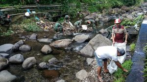 Peringati HPSN, Personil Kodim 1301/Sangihe Bersama Warga Bersihkan Sungai Binaleleng Eneratu