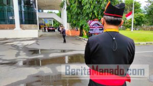 Pejabat Pemkot Bitung Kenakan Baju Adat Sambut Jenasah Alm Sinyo Harry Sarundajang