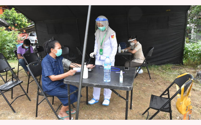 Denkesyah 13.04.01/Manado dan Kesdam XIII/Merdeka Lakukan Pemeriksaan Kesehatan dan Fogging di Lokasi Bencana