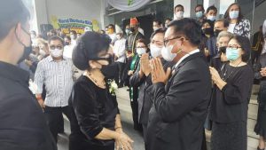 Bersama Istri, Maurits Ikut Lepas dan Beri Penghormatan Terakhir Alm Sinyo Harry Sarundajang