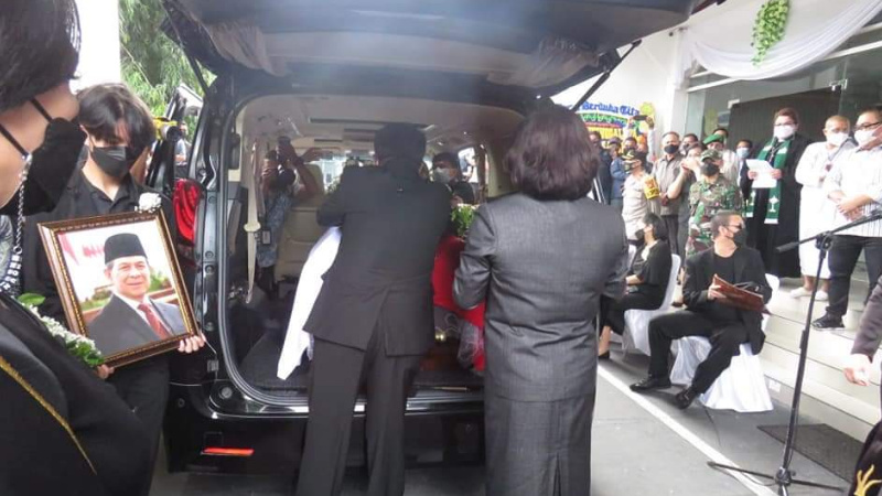 Bersama Istri, Maurits Ikut Lepas dan Beri Penghormatan Terakhir Alm Sinyo Harry Sarundajang