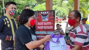 Sambangi TPA Aertermbaga, Rita Mantiri Tangkudung Berbagi Kasih dengan Petugas Sampah