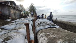 Balai Sungai Bawah Bantuan Geobags Tanggulangi Abrasi Pantai di Desa Buko Utara