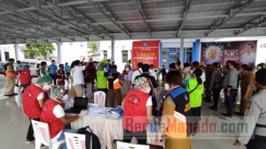 Bak Pasar, Penyuntikan Vaksin Covid-19 di Bitung Abaikan Prokes