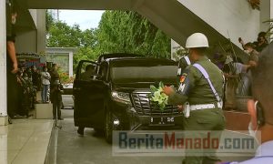 BERITA FOTO: Jenasah Alm Sinyo Harry  Sarundajang Tiba di Bitung