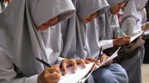 SKB Larang Siswa Kalung Salib atau Berjilbab?