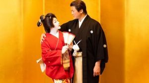 Ini Bukan Geisha, Tapi Syahrini dan Suaminya