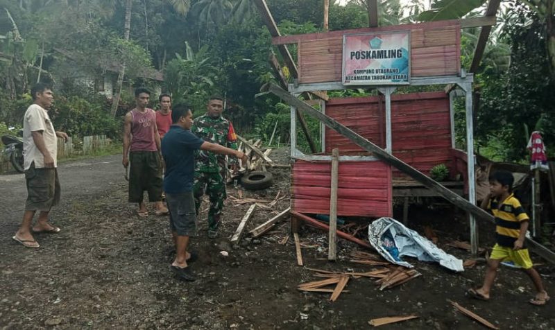 Warga Utaurano dan Babinsa Koramil 1301/07 Tabut Siapkan Posko PPKM Skala Mikro 8 Warga Utaurano dan Babinsa Koramil 1301/07 Tabut Siapkan Posko PPKM Skala Mikro