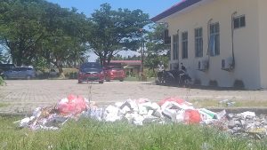 Waduh! Sampah di Halaman Dinkes Bolmut Tertumpuk