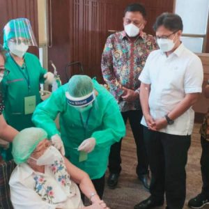 Gubernur Olly Dondokambey Dampingi Menkes Budi Tinjau Vaksinasi Massal untuk Lansia