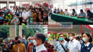 Tinjau Vaksinasi Massal di Unsrat, Begini Kata Menkes Budi Sadikin
