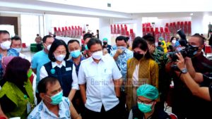 Bersama Menkes Budi Sadikin, Felly Runtuwene Lihat Proses Vaksinasi Massal di Unsrat