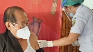 Ketua DPRD Bolmut Frangky Chendra Ikuti Vaksinasi