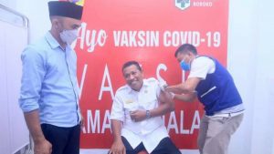 Bupati Depri Pontoh dan Sekda Asripan Nani Terima Suntikan Vaksinansi Covid-19