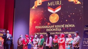 Dari Menulis Puisi, Guru di Bolmut Ini Dapat Penghargaan dari PERRUAS