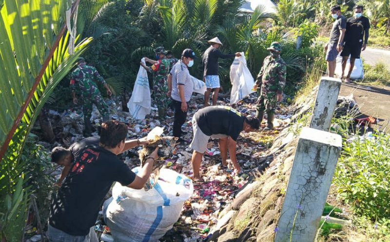 Aksi Peduli Lingkungan, Pemerintah Kecamatan Tamako Bersihkan Sampah di Beberapa Titik