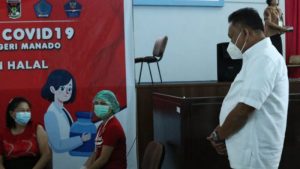 Tinjau Vaksinasi Tenaga Pendidik di Unima, Olly Dondokambey: Sulut Ditargetkan Penuhi Kebutuhan Vaksin Sampai 70%