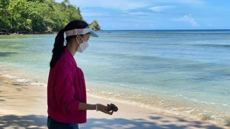 Wisata Pantai Dibuka! Intip Gaya Cantik Rizya Davega Dampingi Bupati Joune Ganda ke Likupang