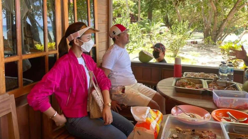 Wisata Pantai Dibuka! Intip Gaya Cantik Rizya Davega Dampingi Bupati Joune Ganda ke Likupang