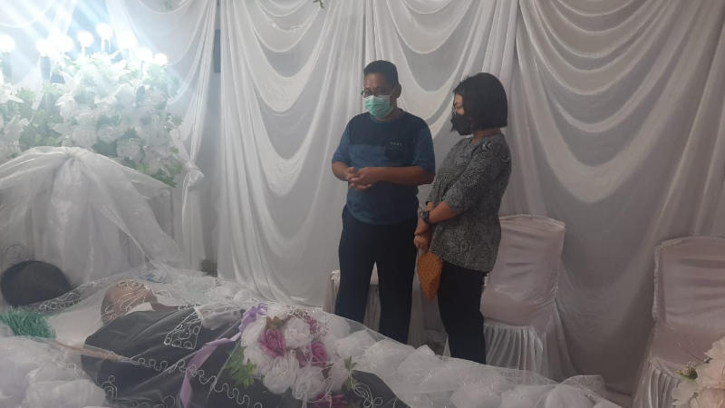 Kristi Lotulung Arina Melayat ke Rumah Duka Alm. Jopie Wagey