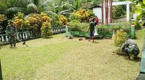Personil Koramil 1301-04/Manganitu Bersihkan Makam Raja Santiago