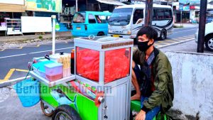 Pandemi Covid-19 Belum Berakhir, Pedagang Bakso Tusuk Sebut Alami Penurunan Pendapatan