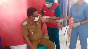 Tuntas Disuntik Vaksin Covid-19, Maurits Mantiri Spontan Teriakkan Kata Asli