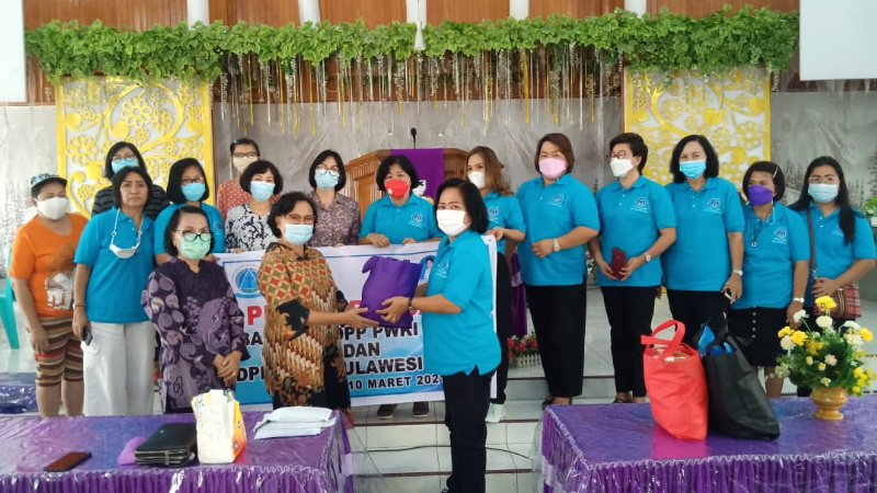 Rita Mantiri Tangkudung Bantu Warga Terdampak Bencana di Perkamil Manado