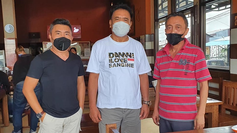 Minggu Sore, Bupati Jabes Gaghana Nikmati Kuliner Khas Kawangkoan