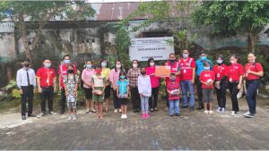 Uang Kembalian yang Didonasikan Konsumen Alfamart, Jadi Bantuan Sepatu untuk SD Tosuraya