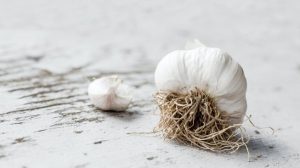 Letakkan Bawang Putih di Bawah Bantal Setiap Malam, Ada Manfaatnya!
