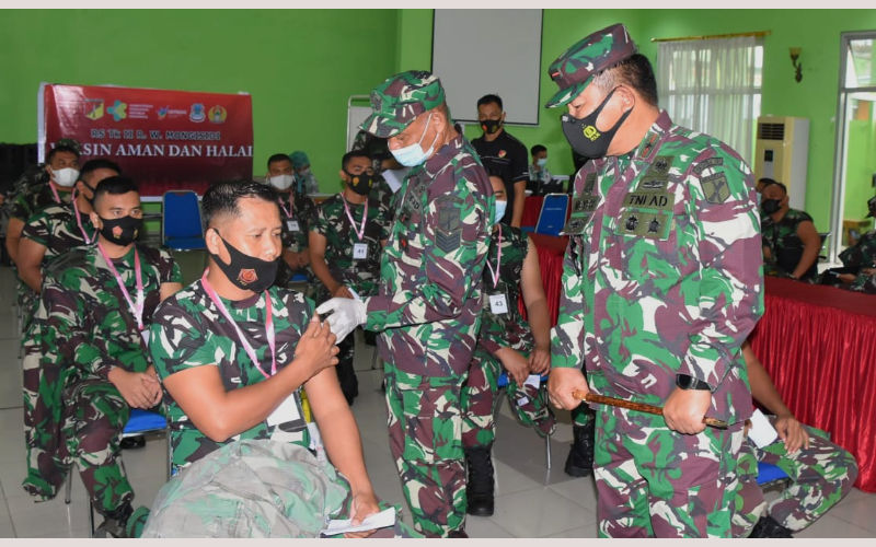 Disaksikan Brigjen TNI Prince Putong, Personil Korem 131/Santiago Mulai Jalani Vaksinasi Tahap Pertama