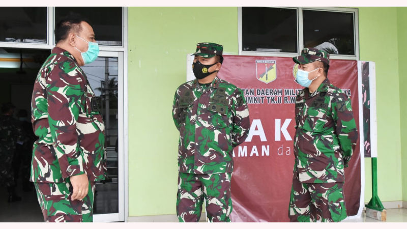Disaksikan Brigjen TNI Prince Putong, Personil Korem 131/Santiago Mulai Jalani Vaksinasi Tahap Pertama