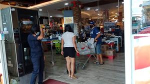 BERITA FOTO: Ini Beda Penerapan Protokol Kesehatan di Pasar Tradisional vs Modern