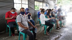 Sempat Jadi Klaster, Pedagang di Pasar Karombasan Jalani Vaksinasi COVID-19