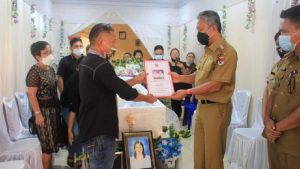 Tepati Janji Kampanye, Bupati Franky Wongkar Antusias Salurkan Santunan Dana Duka