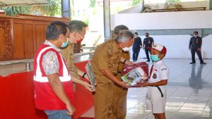 Disaksikan Pemkab Minsel, Alfamart Salurkan Donasi