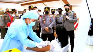 Kapolri Listyo Prabowo Tinjau Vaksinasi Covid-19 di Mapolda Sulut