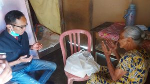 Kader Forkot Bagikan Ratusan Paket Sembako di Kotamobagu