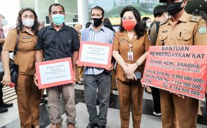 Kunjungi Sangihe, Kadisos Sulut Serahkan Bansos Bagi Pemberdayaan KAT