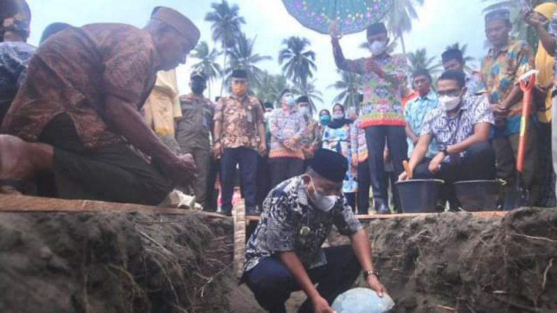 Bupati Bolmut Lakukan Peletakan Batu Pertama Pembangunan Musollah